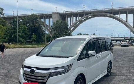 Honda Stepwgn IV, 2018 год, 2 349 000 рублей, 2 фотография