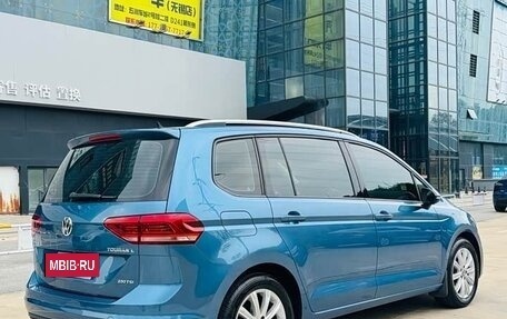Volkswagen Touran III, 2022 год, 1 490 000 рублей, 4 фотография