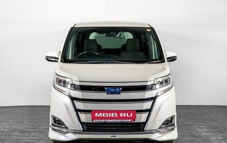 Toyota Noah III, 2018 год, 2 390 000 рублей, 2 фотография