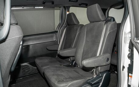 Toyota Noah III, 2018 год, 2 390 000 рублей, 7 фотография