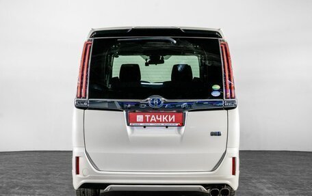 Toyota Noah III, 2018 год, 2 390 000 рублей, 4 фотография