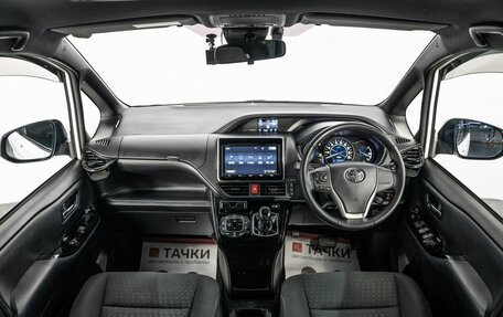 Toyota Noah III, 2018 год, 2 390 000 рублей, 9 фотография