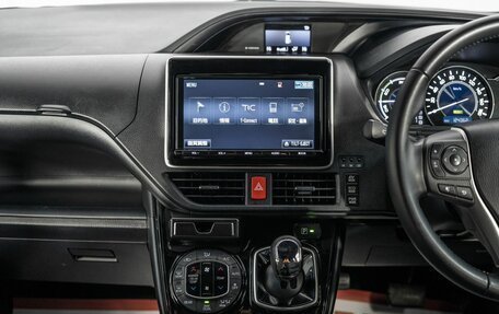 Toyota Noah III, 2018 год, 2 390 000 рублей, 12 фотография