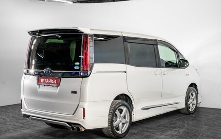 Toyota Noah III, 2018 год, 2 390 000 рублей, 3 фотография