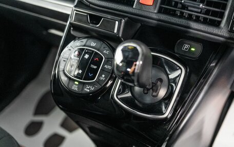 Toyota Noah III, 2018 год, 2 390 000 рублей, 14 фотография