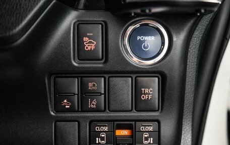 Toyota Noah III, 2018 год, 2 390 000 рублей, 16 фотография