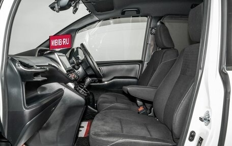 Toyota Noah III, 2018 год, 2 390 000 рублей, 6 фотография