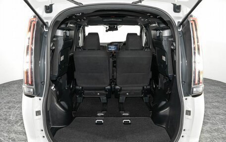 Toyota Noah III, 2018 год, 2 390 000 рублей, 22 фотография