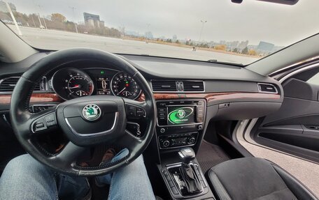 Skoda Superb III рестайлинг, 2012 год, 1 350 000 рублей, 25 фотография