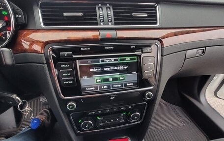 Skoda Superb III рестайлинг, 2012 год, 1 350 000 рублей, 23 фотография