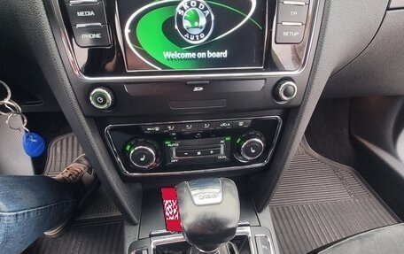 Skoda Superb III рестайлинг, 2012 год, 1 350 000 рублей, 24 фотография