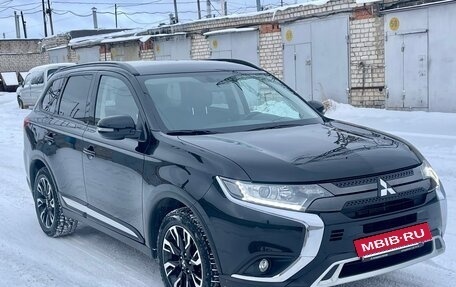 Mitsubishi Outlander III рестайлинг 3, 2021 год, 2 480 000 рублей, 2 фотография