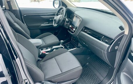 Mitsubishi Outlander III рестайлинг 3, 2021 год, 2 480 000 рублей, 10 фотография