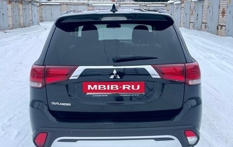 Mitsubishi Outlander III рестайлинг 3, 2021 год, 2 480 000 рублей, 5 фотография