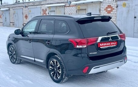 Mitsubishi Outlander III рестайлинг 3, 2021 год, 2 480 000 рублей, 4 фотография
