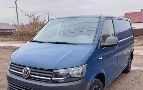 Volkswagen Transporter T6 рестайлинг, 2015 год, 1 690 000 рублей, 1 фотография