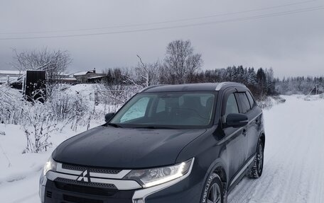 Mitsubishi Outlander III рестайлинг 3, 2019 год, 2 400 000 рублей, 1 фотография