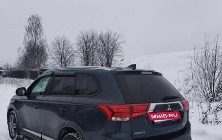 Mitsubishi Outlander III рестайлинг 3, 2019 год, 2 400 000 рублей, 3 фотография