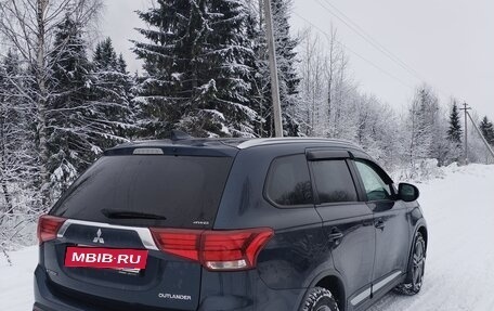 Mitsubishi Outlander III рестайлинг 3, 2019 год, 2 400 000 рублей, 4 фотография