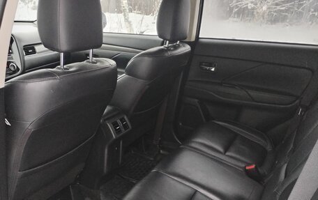 Mitsubishi Outlander III рестайлинг 3, 2019 год, 2 400 000 рублей, 10 фотография