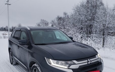 Mitsubishi Outlander III рестайлинг 3, 2019 год, 2 400 000 рублей, 2 фотография