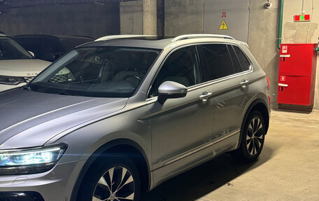 Volkswagen Tiguan II, 2018 год, 2 600 000 рублей, 2 фотография