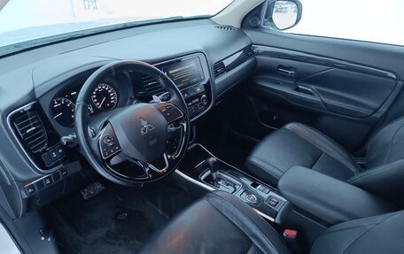 Mitsubishi Outlander III рестайлинг 3, 2017 год, 1 590 000 рублей, 5 фотография