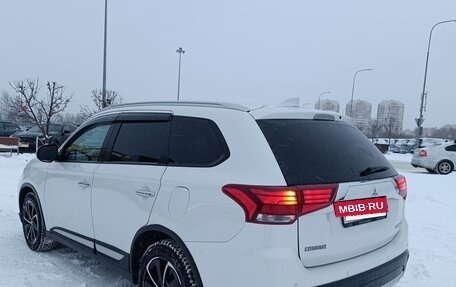 Mitsubishi Outlander III рестайлинг 3, 2017 год, 1 590 000 рублей, 3 фотография