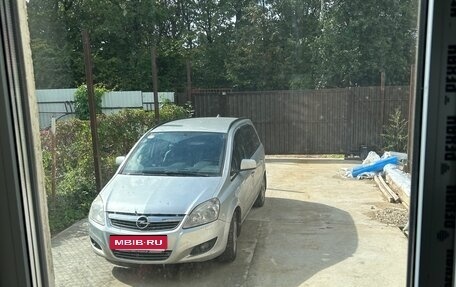 Opel Zafira B, 2010 год, 700 000 рублей, 2 фотография