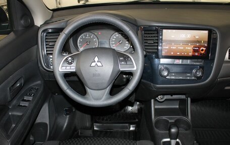 Mitsubishi Outlander III рестайлинг 3, 2014 год, 1 457 000 рублей, 12 фотография