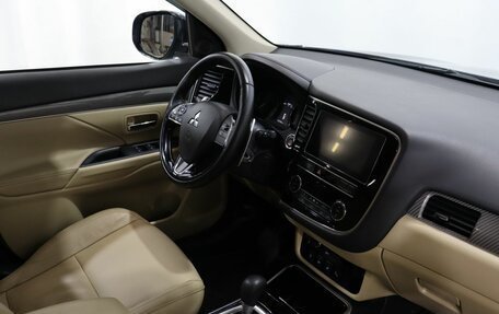 Mitsubishi Outlander III рестайлинг 3, 2020 год, 2 990 000 рублей, 8 фотография