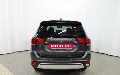 Mitsubishi Outlander III рестайлинг 3, 2020 год, 2 990 000 рублей, 5 фотография