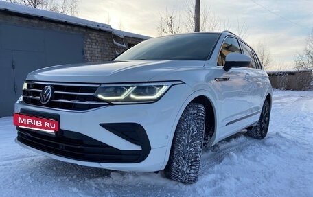 Volkswagen Tiguan II, 2021 год, 3 750 000 рублей, 2 фотография