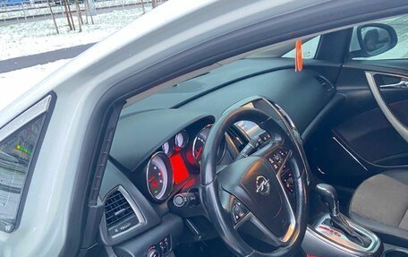 Opel Astra J, 2011 год, 13 фотография