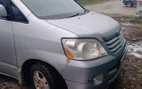 Toyota Noah III, 2002 год, 1 100 000 рублей, 3 фотография