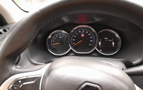 Renault Logan II, 2019 год, 950 000 рублей, 2 фотография