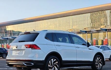 Volkswagen Tiguan II, 2022 год, 2 860 000 рублей, 6 фотография