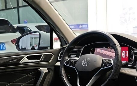 Volkswagen Tiguan II, 2022 год, 2 860 000 рублей, 13 фотография