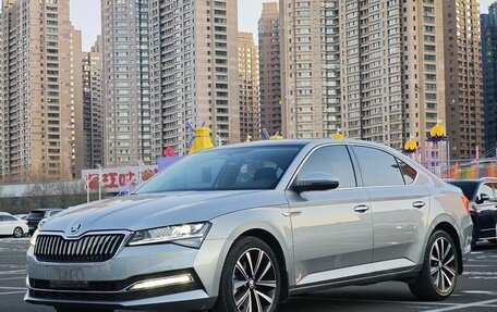 Skoda Superb III рестайлинг, 2022 год, 2 590 000 рублей, 2 фотография