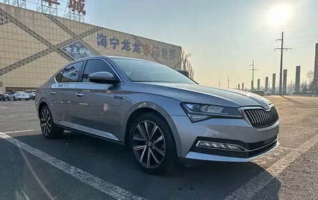 Skoda Superb III рестайлинг, 2022 год, 1 657 000 рублей, 2 фотография