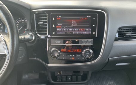 Mitsubishi Outlander III рестайлинг 3, 2018 год, 1 890 000 рублей, 11 фотография