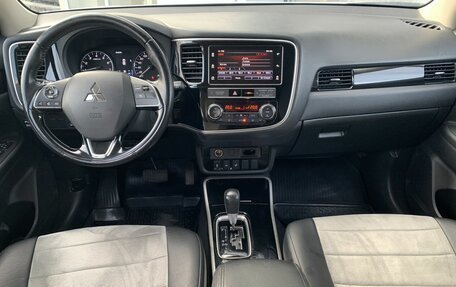 Mitsubishi Outlander III рестайлинг 3, 2018 год, 1 890 000 рублей, 10 фотография