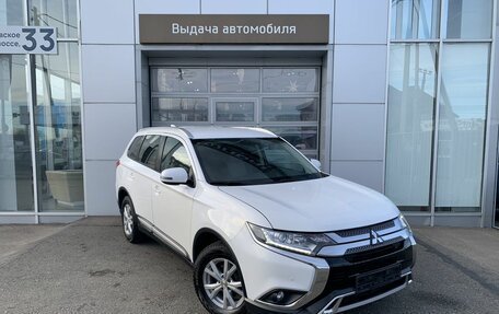 Mitsubishi Outlander III рестайлинг 3, 2018 год, 1 890 000 рублей, 3 фотография