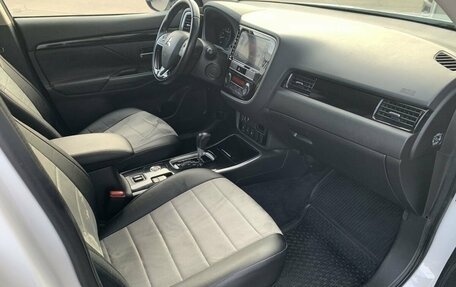 Mitsubishi Outlander III рестайлинг 3, 2018 год, 1 890 000 рублей, 13 фотография