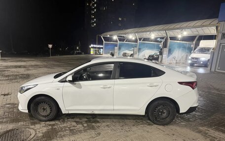 Hyundai Solaris II рестайлинг, 2021 год, 1 000 000 рублей, 3 фотография