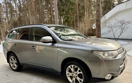 Mitsubishi Outlander III рестайлинг 3, 2012 год, 900 000 рублей, 2 фотография