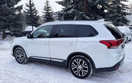 Mitsubishi Outlander III рестайлинг 3, 2018 год, 1 850 000 рублей, 3 фотография