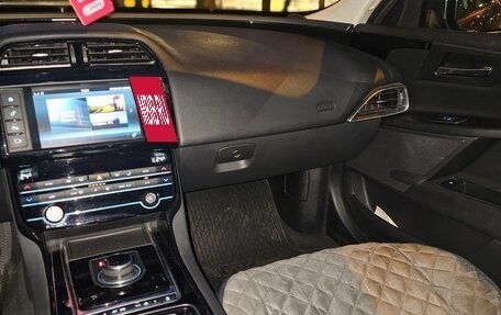 Jaguar XE I рестайлинг, 2018 год, 1 750 000 рублей, 29 фотография