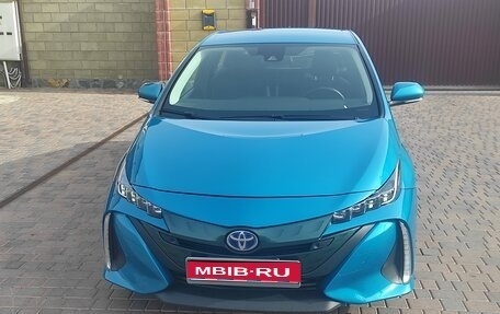 Toyota Prius IV XW50, 2018 год, 2 350 000 рублей, 1 фотография