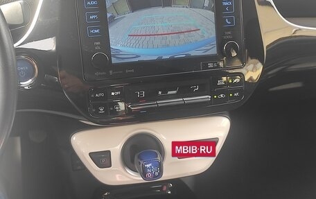 Toyota Prius IV XW50, 2018 год, 2 350 000 рублей, 9 фотография